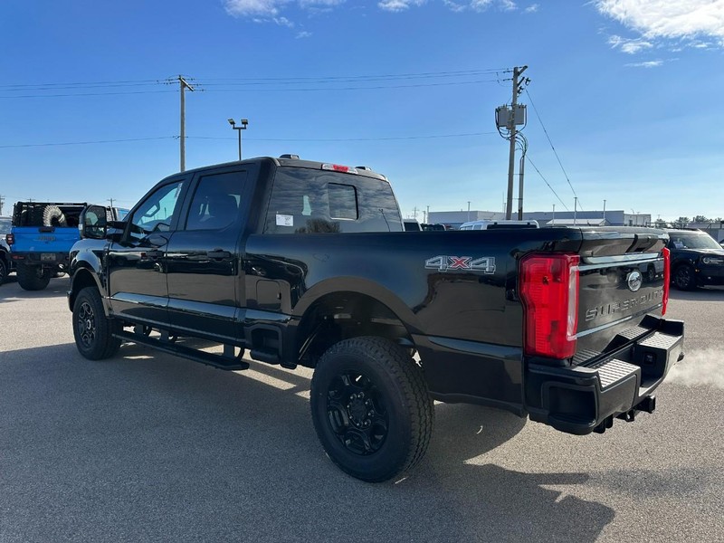 Ford Super Duty F-250 SRW Vehicle Full-screen Gallery Image 3