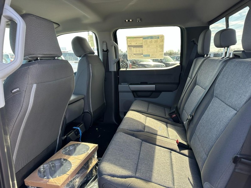 Ford Super Duty F-250 SRW Vehicle Full-screen Gallery Image 4