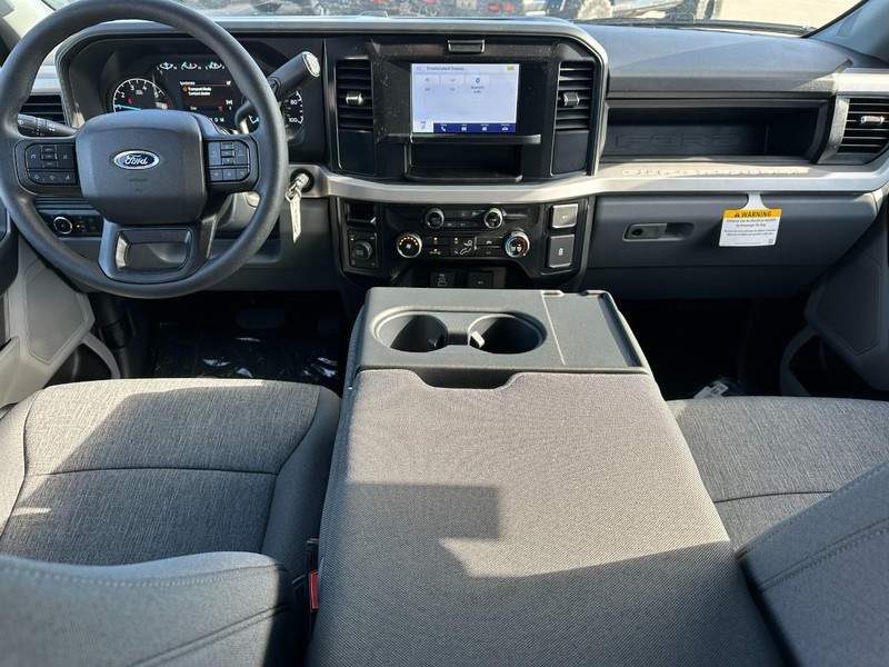 Ford Super Duty F-250 SRW Vehicle Full-screen Gallery Image 5