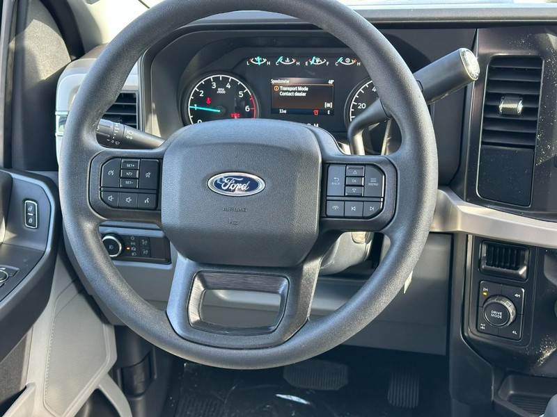 Ford Super Duty F-250 SRW Vehicle Full-screen Gallery Image 6