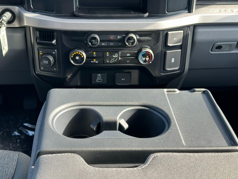 Ford Super Duty F-250 SRW Vehicle Full-screen Gallery Image 8