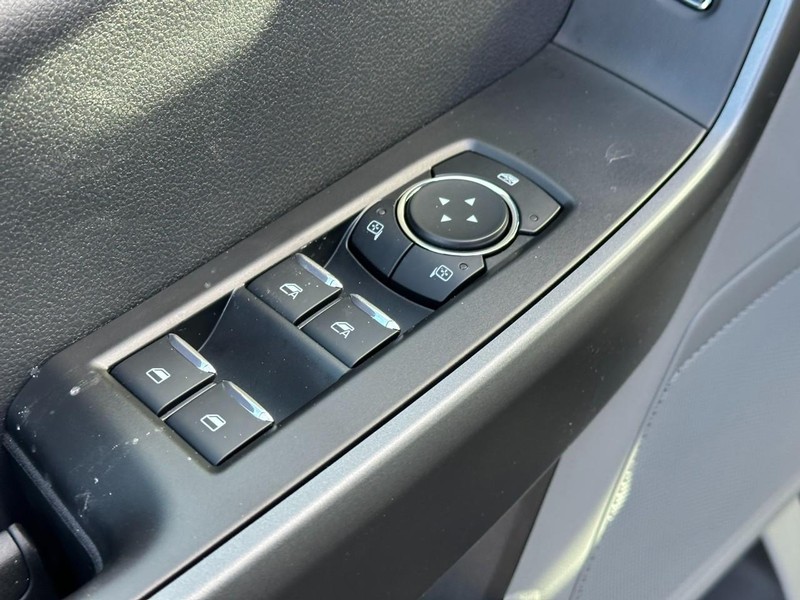 Ford Super Duty F-250 SRW Vehicle Full-screen Gallery Image 9