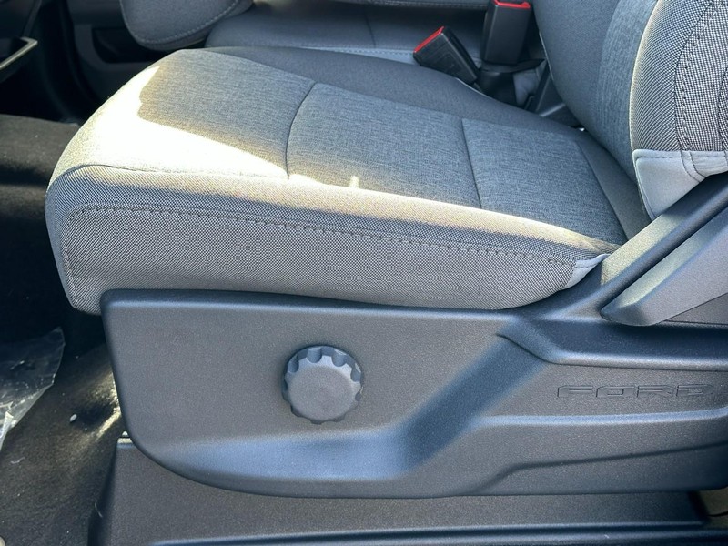 Ford Super Duty F-250 SRW Vehicle Full-screen Gallery Image 10