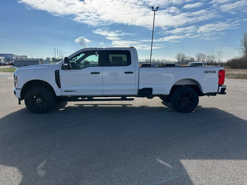 Ford Super Duty F-350 SRW Vehicle Full-screen Gallery Image 2