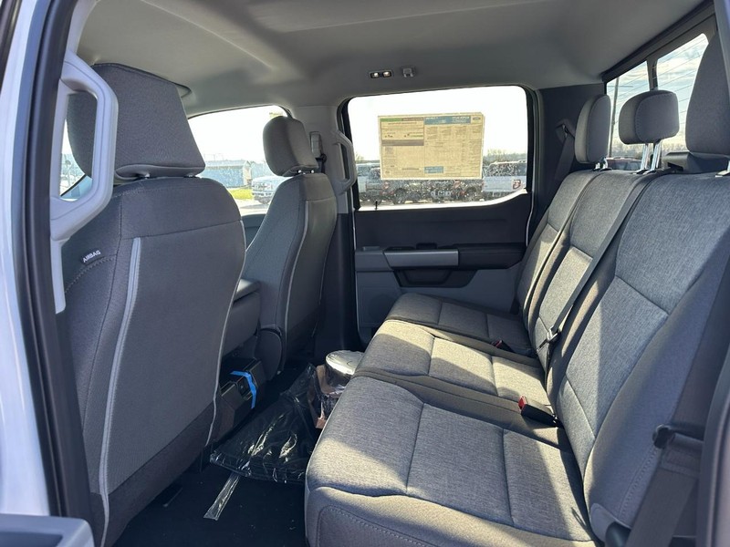 Ford Super Duty F-350 SRW Vehicle Full-screen Gallery Image 4