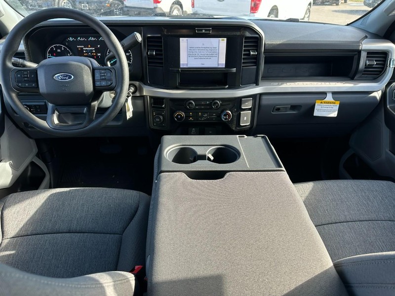 Ford Super Duty F-350 SRW Vehicle Full-screen Gallery Image 5