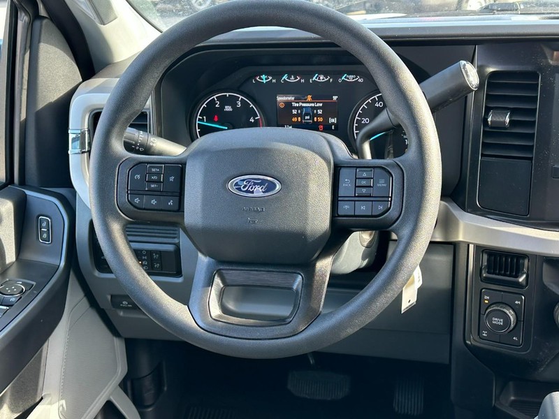 Ford Super Duty F-350 SRW Vehicle Full-screen Gallery Image 6