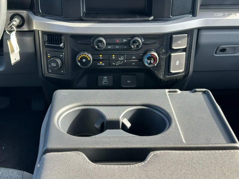 Ford Super Duty F-350 SRW Vehicle Full-screen Gallery Image 8