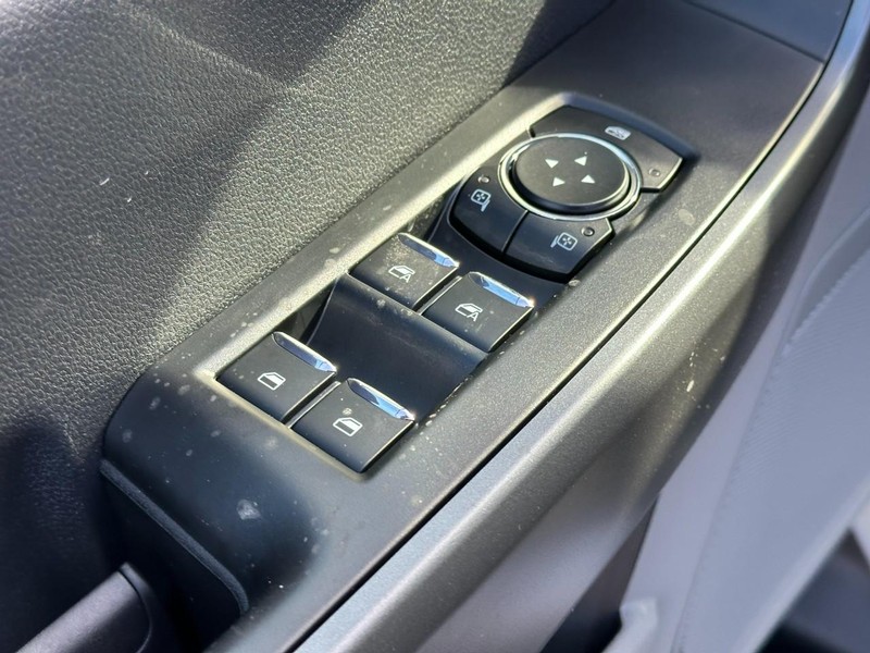 Ford Super Duty F-350 SRW Vehicle Full-screen Gallery Image 9