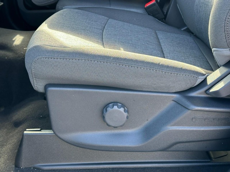 Ford Super Duty F-350 SRW Vehicle Full-screen Gallery Image 10