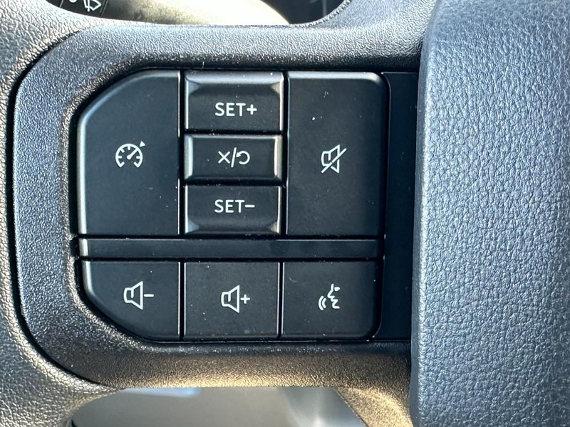 Ford Super Duty F-350 SRW Vehicle Full-screen Gallery Image 11