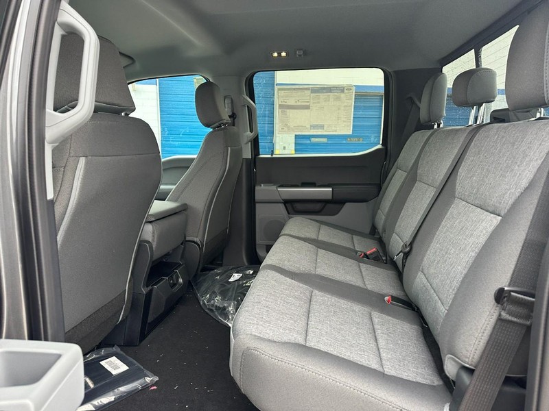 Ford Super Duty F-350 SRW Vehicle Full-screen Gallery Image 4