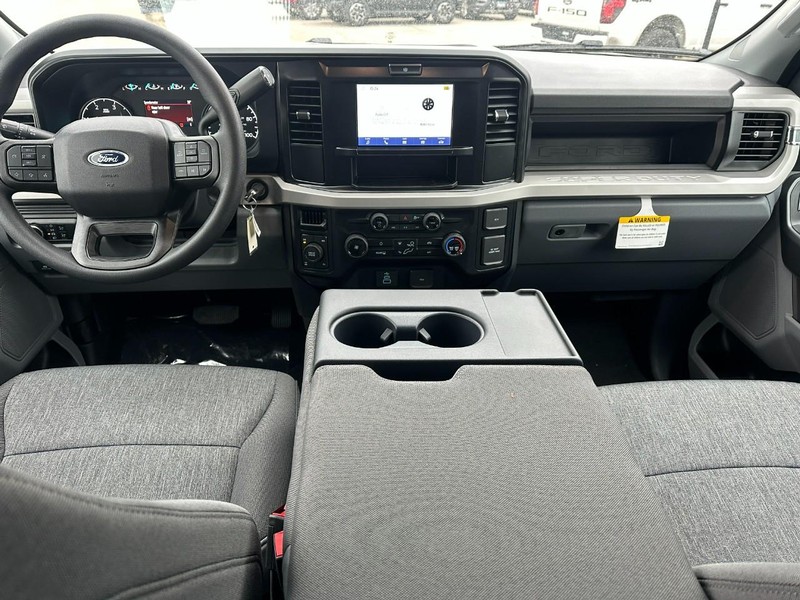 Ford Super Duty F-350 SRW Vehicle Full-screen Gallery Image 5