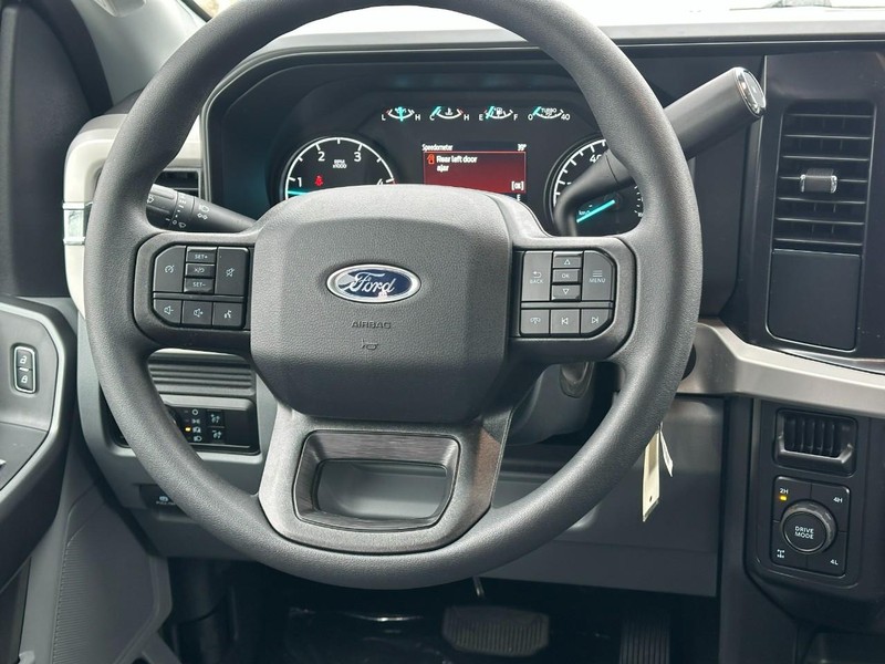 Ford Super Duty F-350 SRW Vehicle Full-screen Gallery Image 6