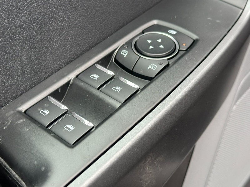 Ford Super Duty F-350 SRW Vehicle Full-screen Gallery Image 9