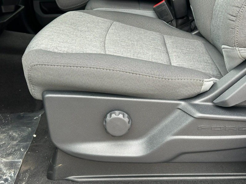 Ford Super Duty F-350 SRW Vehicle Full-screen Gallery Image 10