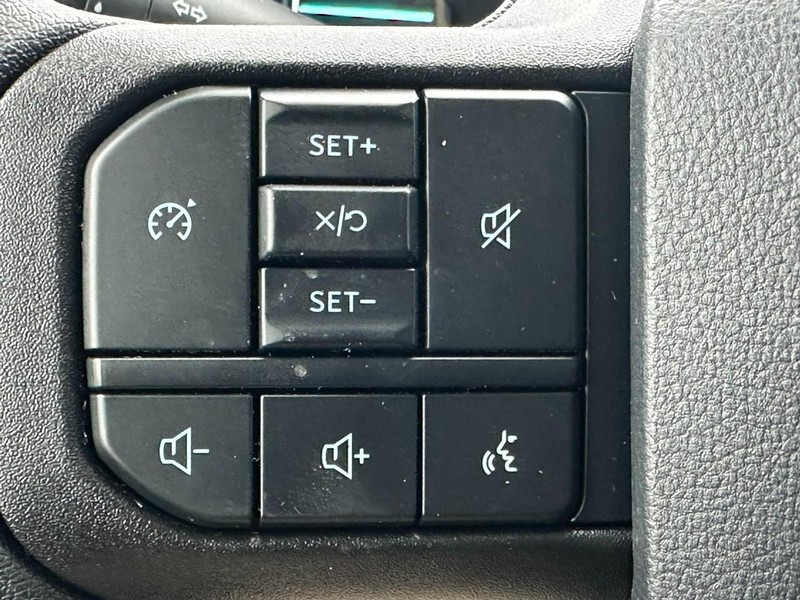 Ford Super Duty F-350 SRW Vehicle Full-screen Gallery Image 11