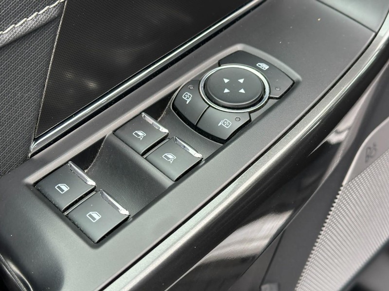 Ford F-150 Vehicle Full-screen Gallery Image 16