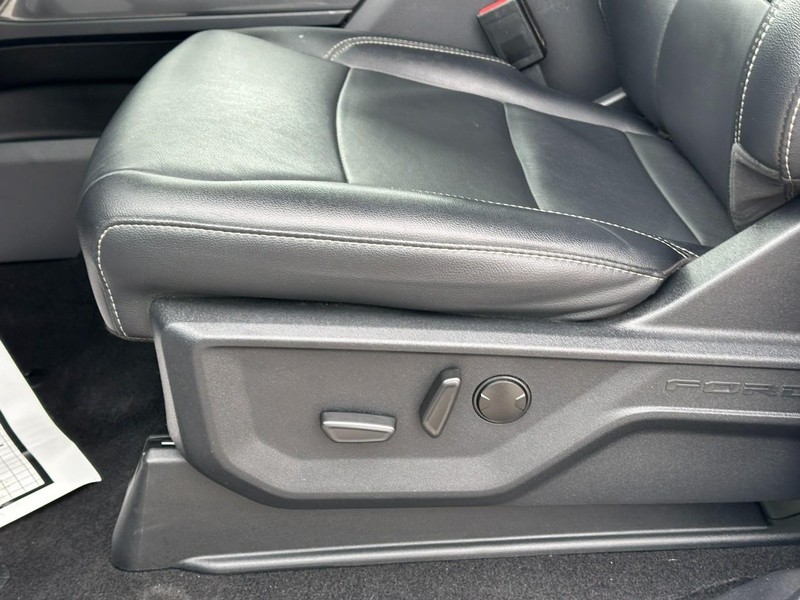 Ford F-150 Vehicle Full-screen Gallery Image 17