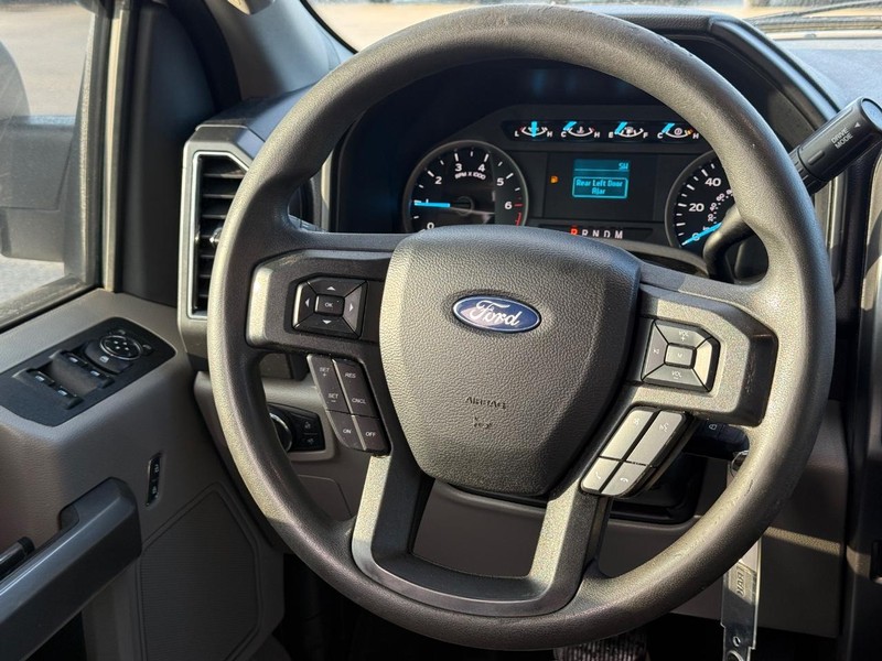 Ford F-150 Vehicle Full-screen Gallery Image 12