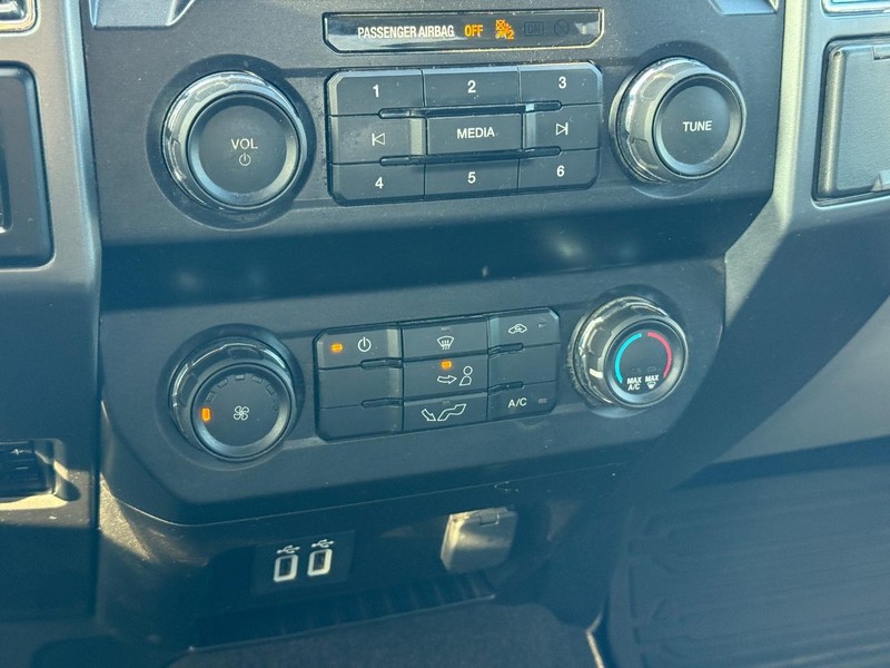 Ford F-150 Vehicle Full-screen Gallery Image 18