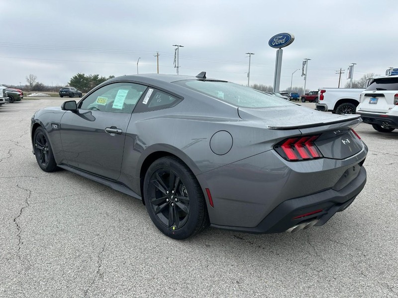 Ford Mustang Vehicle Full-screen Gallery Image 3