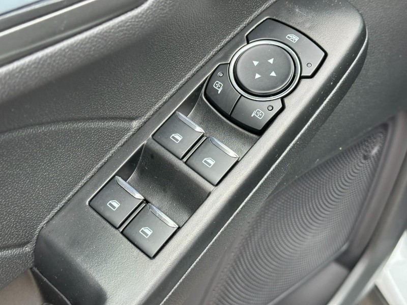 Ford Escape Vehicle Full-screen Gallery Image 9