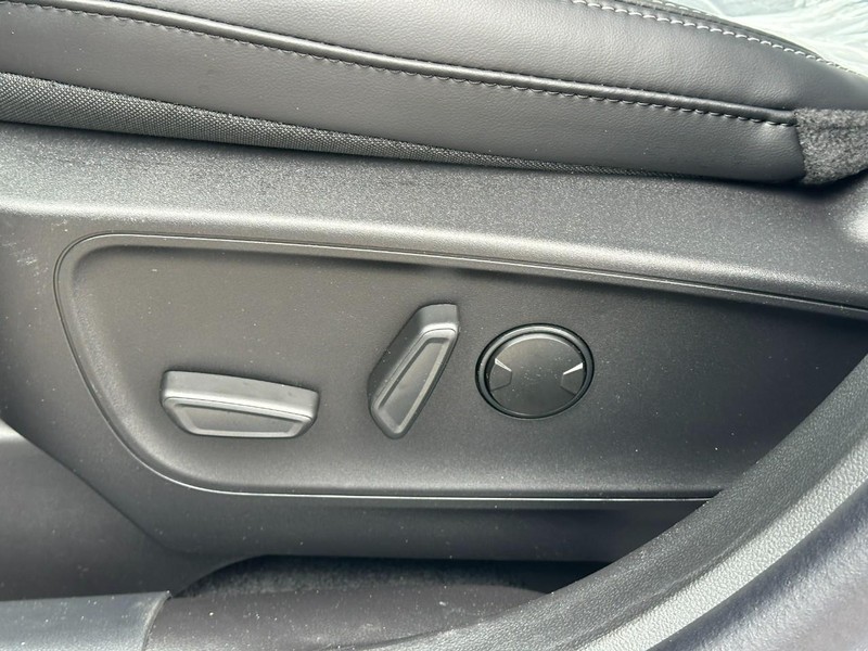 Ford Escape Vehicle Full-screen Gallery Image 10