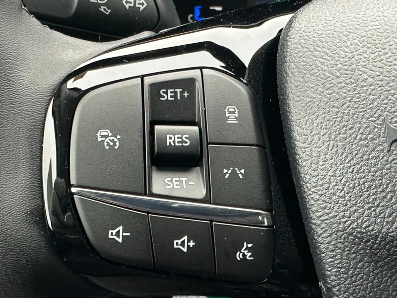 Ford Escape Vehicle Full-screen Gallery Image 11