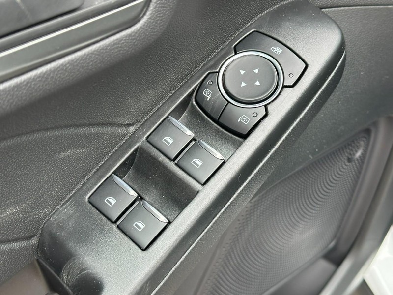 Ford Escape Vehicle Full-screen Gallery Image 9