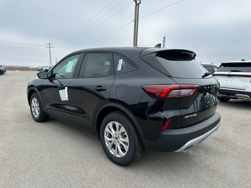 Ford Escape Vehicle Full-screen Gallery Image 3