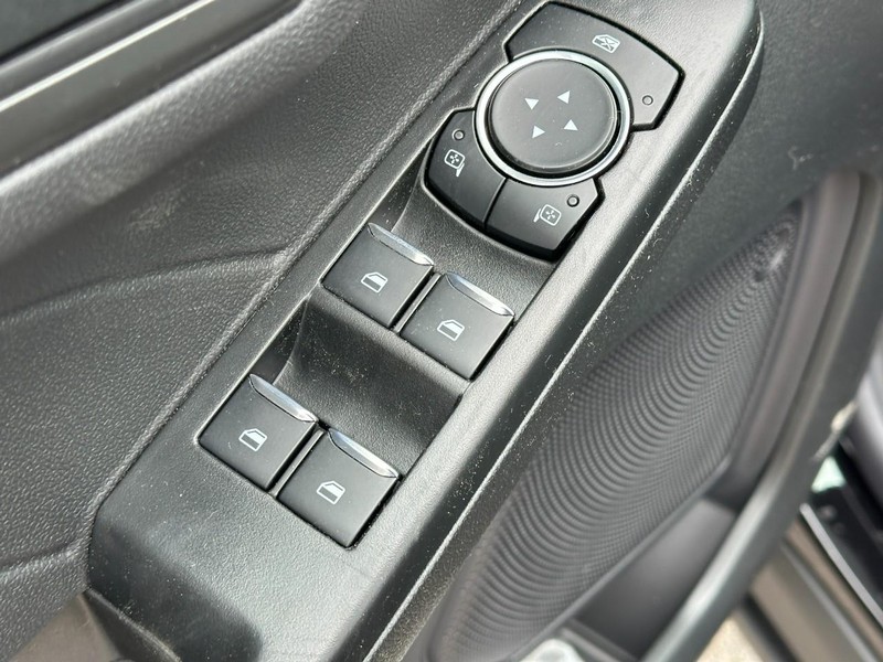 Ford Escape Vehicle Full-screen Gallery Image 9