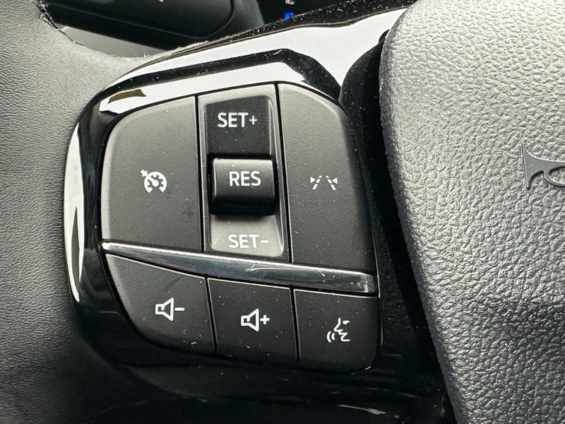 Ford Escape Vehicle Full-screen Gallery Image 10