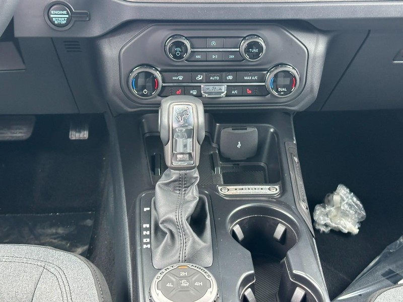 Ford Bronco Vehicle Full-screen Gallery Image 8