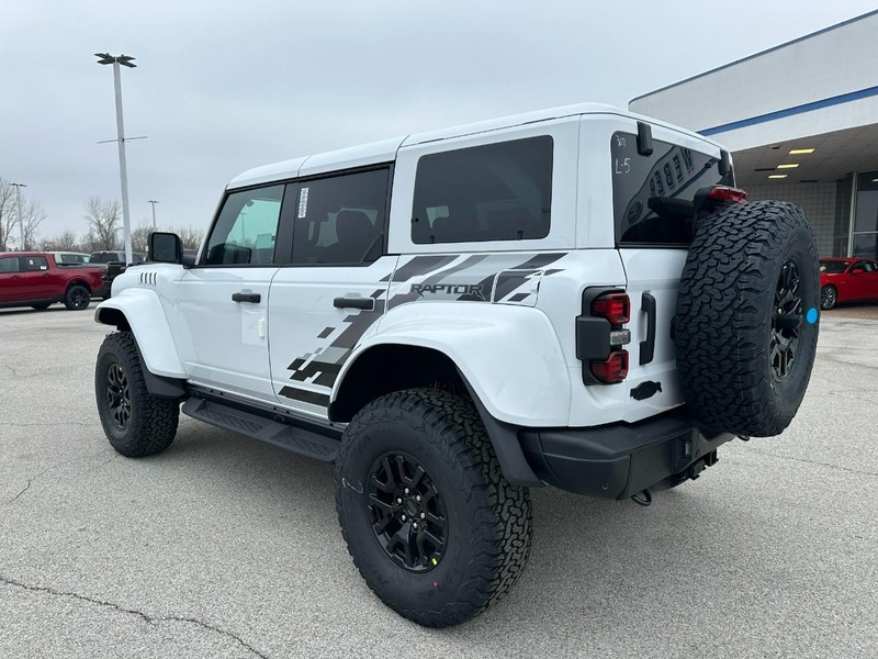 Ford Bronco Vehicle Full-screen Gallery Image 3