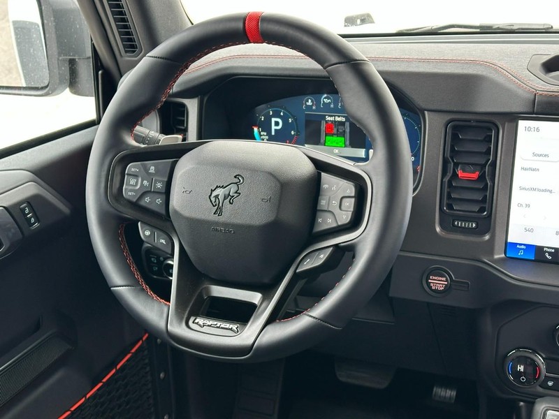 Ford Bronco Vehicle Full-screen Gallery Image 6