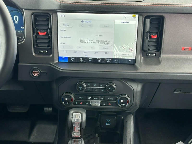 Ford Bronco Vehicle Full-screen Gallery Image 7