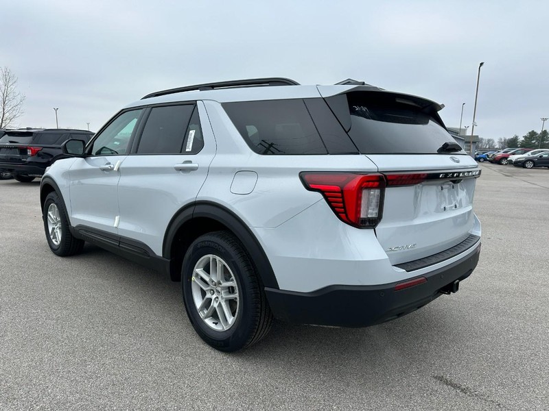 Ford Explorer Vehicle Full-screen Gallery Image 3