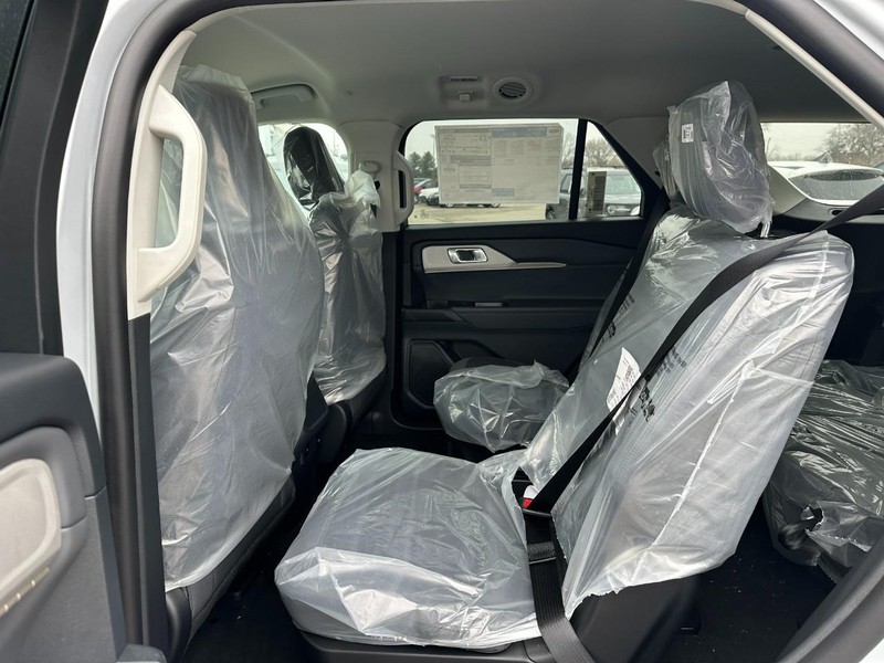 Ford Explorer Vehicle Full-screen Gallery Image 4