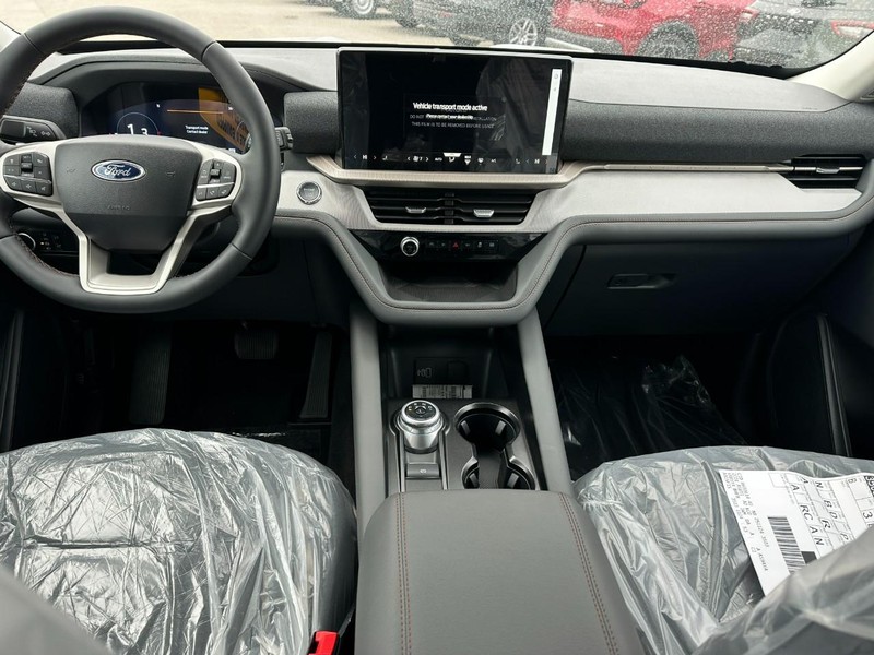 Ford Explorer Vehicle Full-screen Gallery Image 5