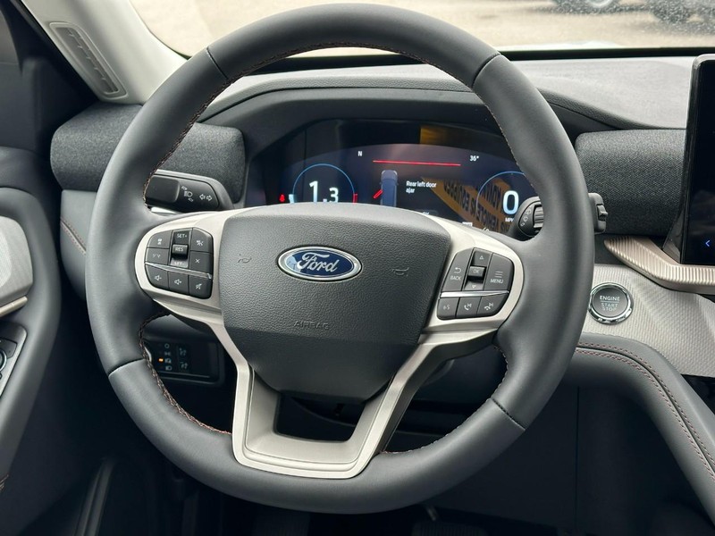Ford Explorer Vehicle Full-screen Gallery Image 6