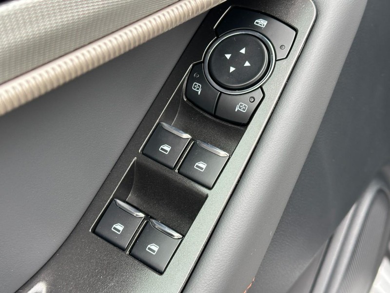 Ford Explorer Vehicle Full-screen Gallery Image 9