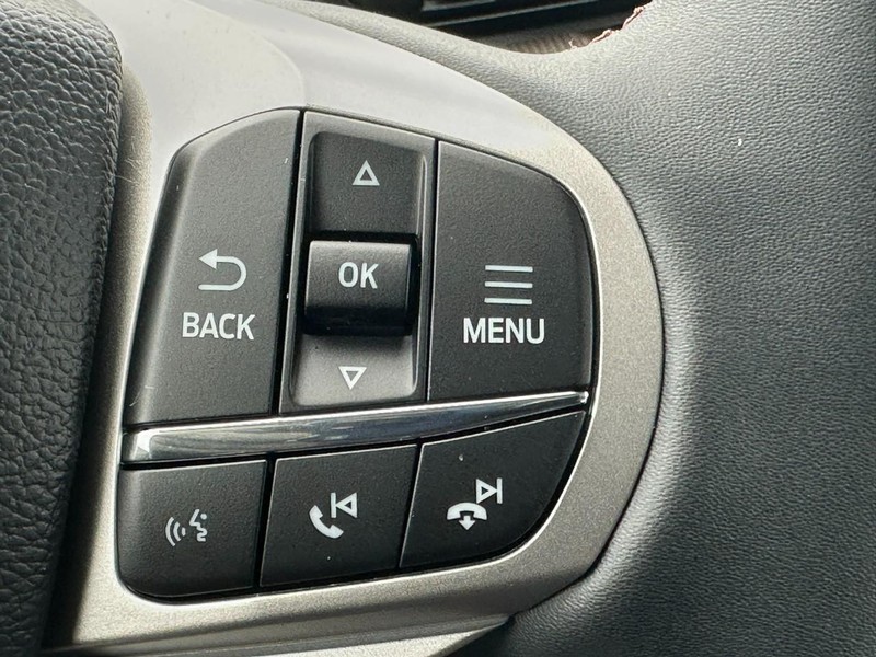 Ford Explorer Vehicle Full-screen Gallery Image 11