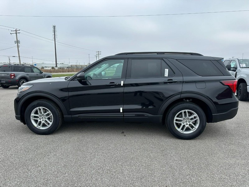 Ford Explorer Vehicle Full-screen Gallery Image 2