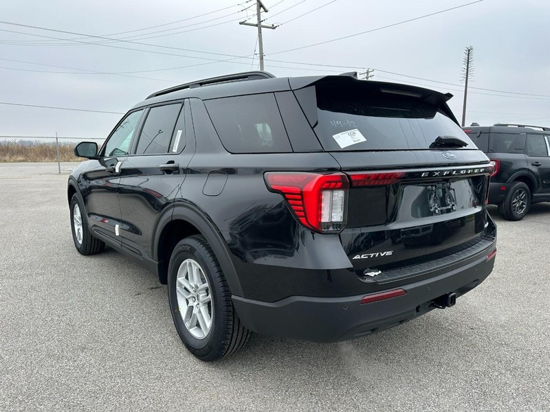 Ford Explorer Vehicle Full-screen Gallery Image 3