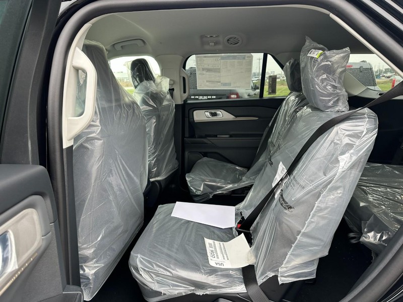 Ford Explorer Vehicle Full-screen Gallery Image 4