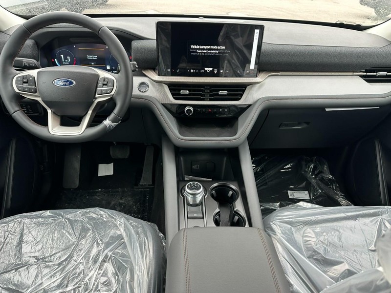 Ford Explorer Vehicle Full-screen Gallery Image 5