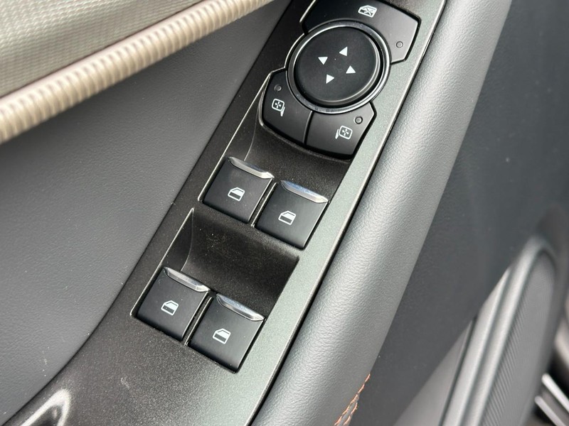 Ford Explorer Vehicle Full-screen Gallery Image 9