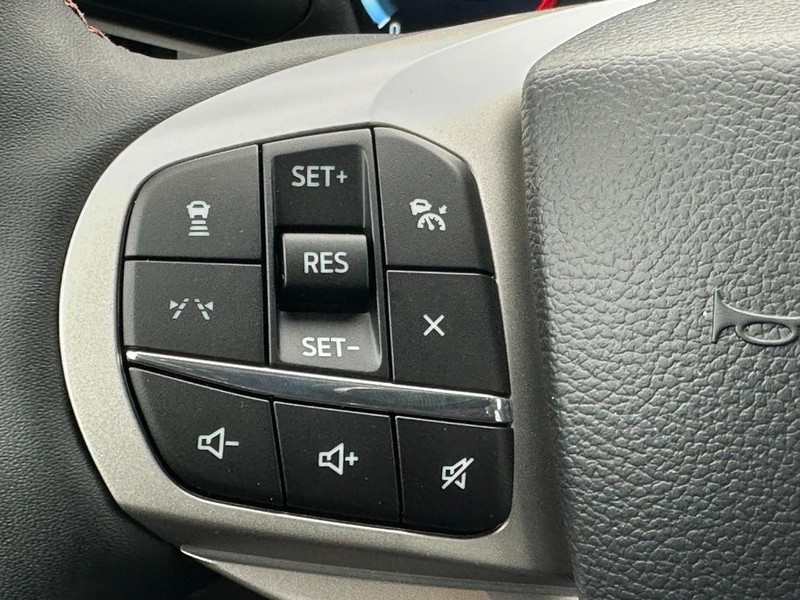 Ford Explorer Vehicle Full-screen Gallery Image 10