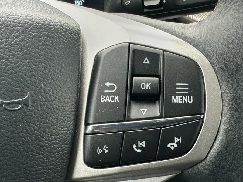 Ford Explorer Vehicle Full-screen Gallery Image 11